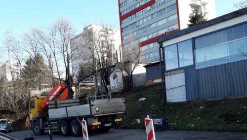 U Ulici Patriotske lige uklanjanje bespravno dograđenih objekata