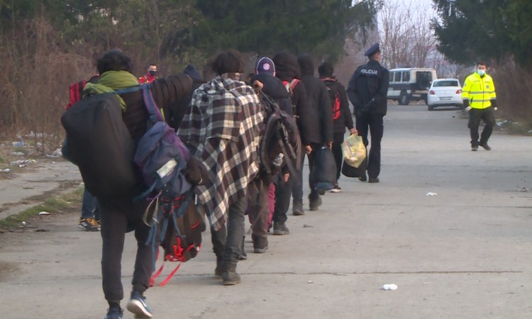 U USK-u nekoliko stotina migranata i dalje u improviziranim kampovima