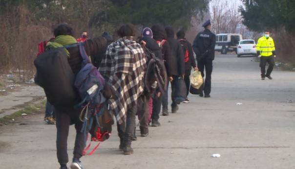 U USK-u nekoliko stotina migranata i dalje u improviziranim kampovima