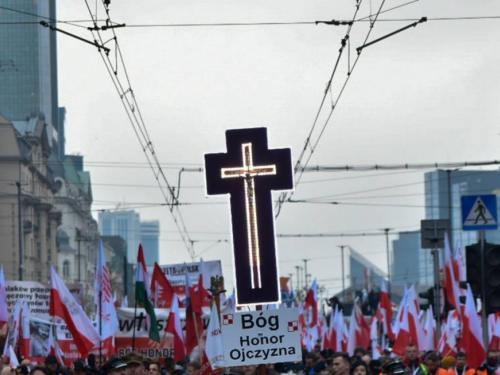 U Varšavi desetine hiljada okupljenih skandiralo parole protiv EU