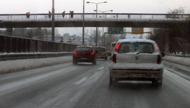 U većem dijelu BiH jutros vlažni i mjestimično klizavi kolovozi