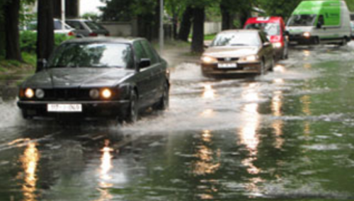 U većem dijelu BiH kiša i jak vjetar otežavaju saobraćanje