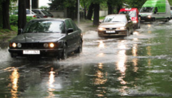 U većem dijelu BiH kiša i jak vjetar otežavaju saobraćanje