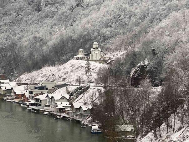 U većem dijelu BiH kiša, na vrhovima planinama će pasti i snijeg