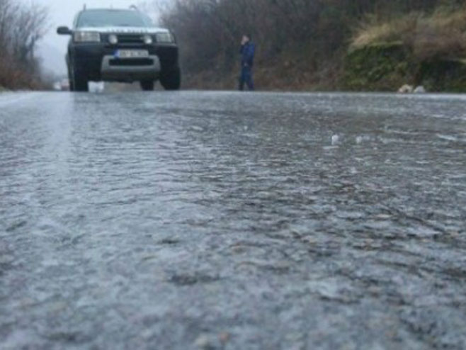 U većem dijelu BiH saobraća se po mokrom kolovozu, poledica na planinskim predjelima