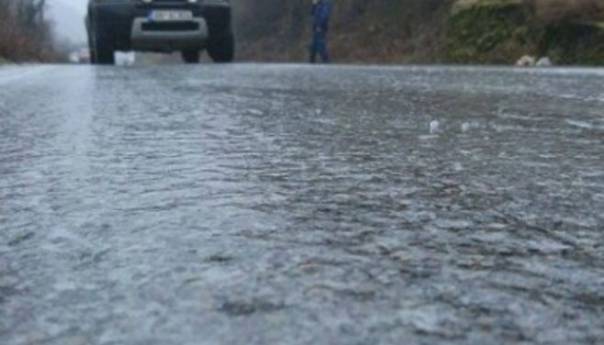 U većem dijelu BiH saobraća se po mokrom kolovozu, poledica na planinskim predjelima