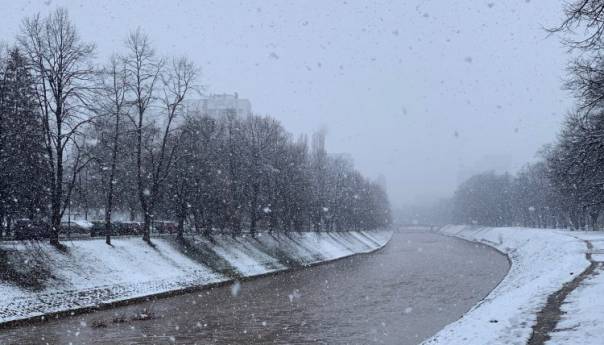 U većem dijelu Bosne jutros snijeg, padavine i tokom noći
