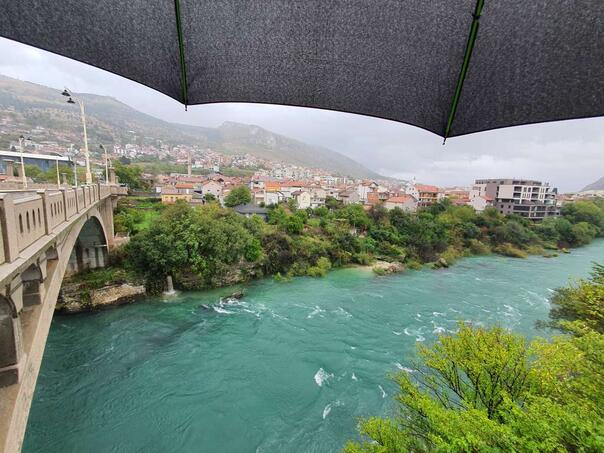 U većem dijelu Bosne oblačno s kišom, u Hercegovini pretežno oblačno