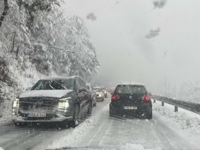 U većem dijelu Bosne pada snijeg i zadržava se na kolovozu