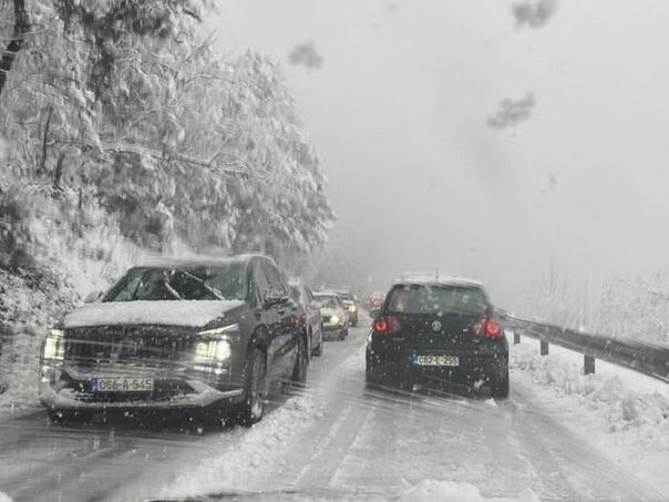 U većem dijelu Bosne pada snijeg i zadržava se na kolovozu