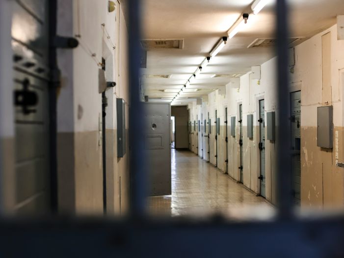 U Velikoj Britaniji greškom oslobođeno skoro 100 zatvorenika