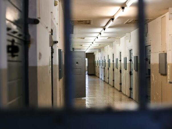 U Velikoj Britaniji greškom oslobođeno skoro 100 zatvorenika