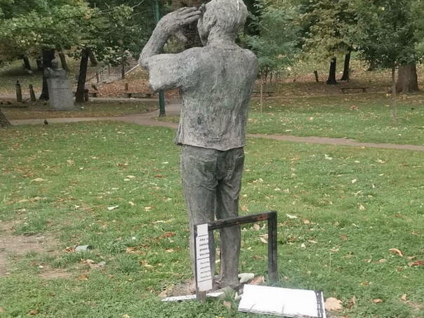 U Velikom parku u Sarajevu oštećen spomenik 'Nermine dođi'