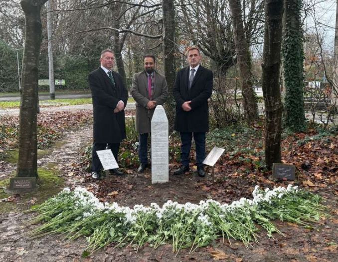 U Velsu otkriven kamen-spomenik posvećen genocidu u Srebrenici