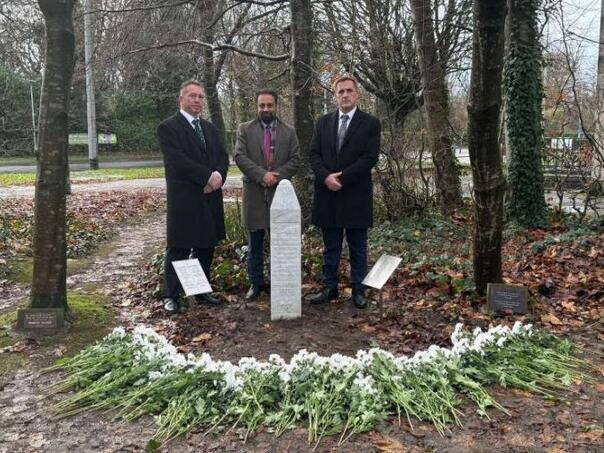 U Velsu otkriven kamen-spomenik posvećen genocidu u Srebrenici