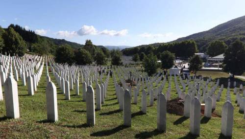 U više bh. gradova u 12 sati oglasit će se sirene u znak sjećanja na žrtve genocida u Srebrenici