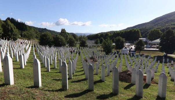U više bh. gradova u 12 sati oglasit će se sirene u znak sjećanja na žrtve genocida u Srebrenici
