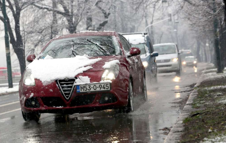 U višim planinskim predjelima ugažen i raskvašen snijeg na kolovozu