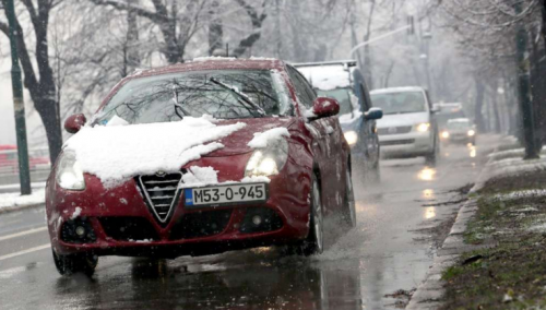 U višim planinskim predjelima ugažen i raskvašen snijeg na kolovozu