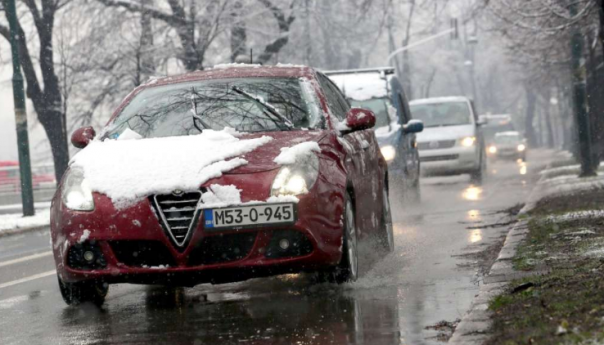 U višim planinskim predjelima ugažen i raskvašen snijeg na kolovozu