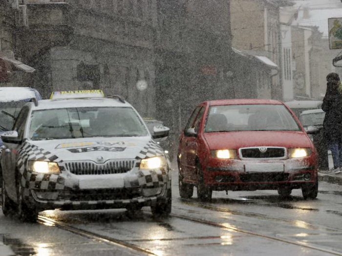 U višim predjelima kolovoz pod snijegom, u nižim mokar i mjestimično zasnježen