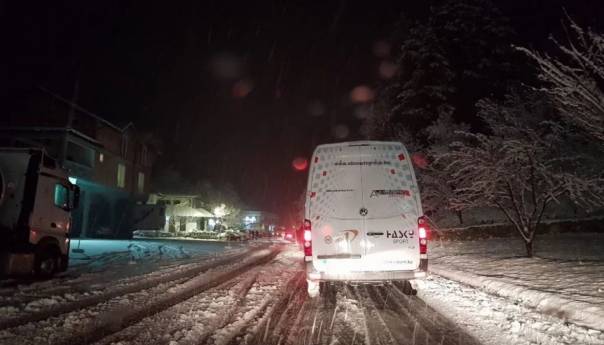 U višim predjelima snijeg po cesti, vozačima se savjetuje oprez