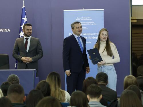 Foto: U Vladi FBiH dodijeljene stipendije za 933 studenta povratnika