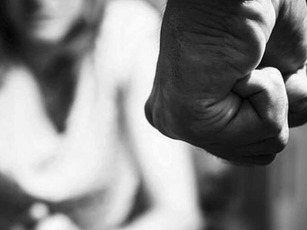 U Vlasenici optuženi supružnici: Tukla muža drvenom kašikom, on je grebao po rukama