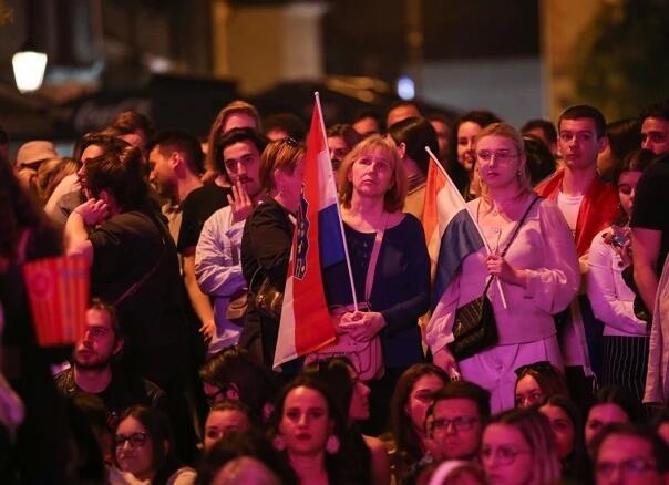 U Zagrebu se na trgu gleda veliko finale Eurosonga