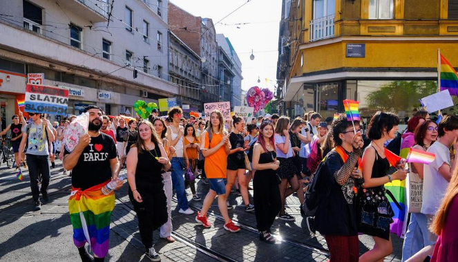 U Zagrebu se održava Povorka ponosa pod sloganom "Dajte nam naša četiri zida"
