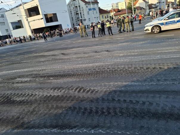 U Zagrebu uništen asfalt nakon vojnog mimohoda