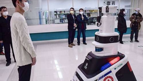 U zaštiti ljekara od koronavirusa Kina stvorila robota koji pregleda pacijenta