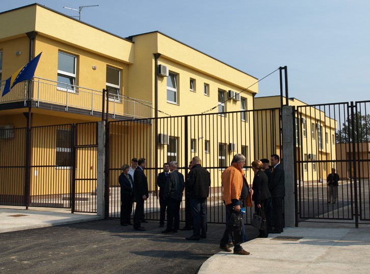 U zatvoru u Orašju preminuo muškarac iz Brčkog, tijelo prebačeno na patologiju