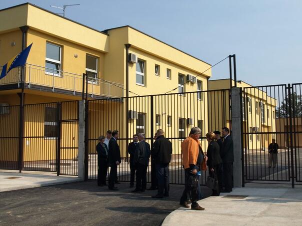 U zatvoru u Orašju preminuo muškarac iz Brčkog, tijelo prebačeno na patologiju