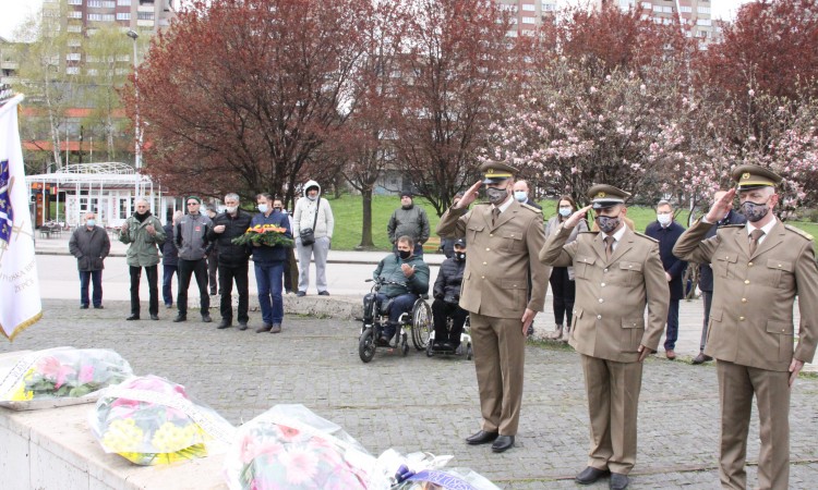 U Zenici odavanjem počasti poginulim braniteljima obilježen Dan Armije RBiH