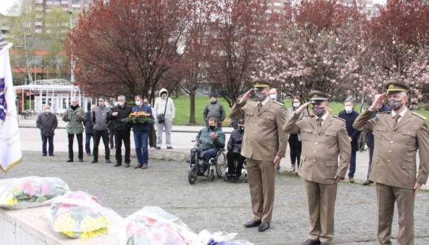 U Zenici odavanjem počasti poginulim braniteljima obilježen Dan Armije RBiH