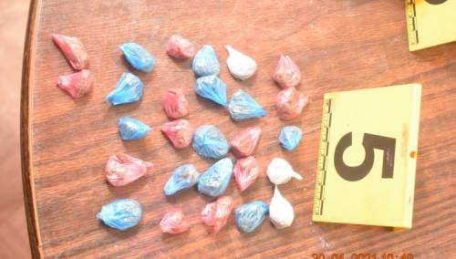 U Zenici uhapšena T. E. u čijem su stanu pronađeni narkotici i pištolj