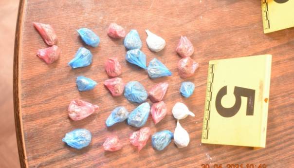 U Zenici uhapšena T. E. u čijem su stanu pronađeni narkotici i pištolj