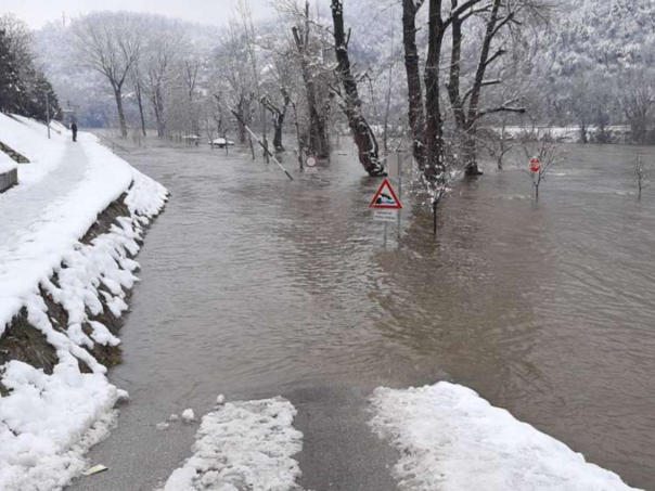 U Zvorniku treći dan vanredna situacija, mnoga naselja i dalje bez struje