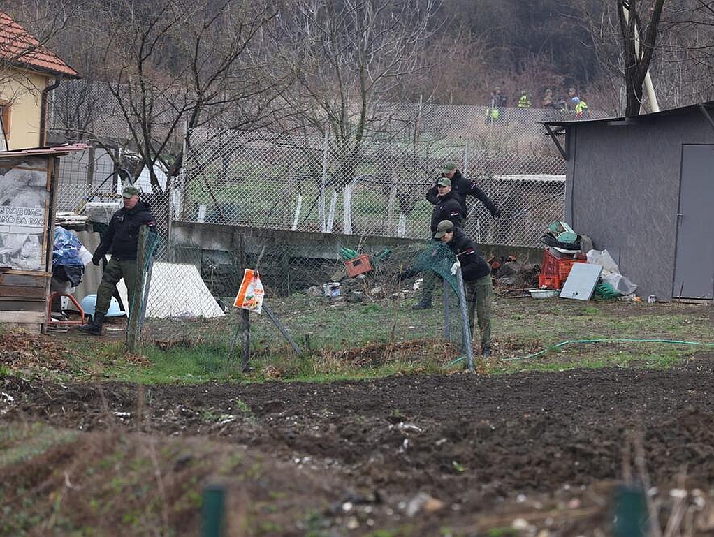 Ubica Danke Ilić doveden pred kuću, policija ga ispituje u dvorištu