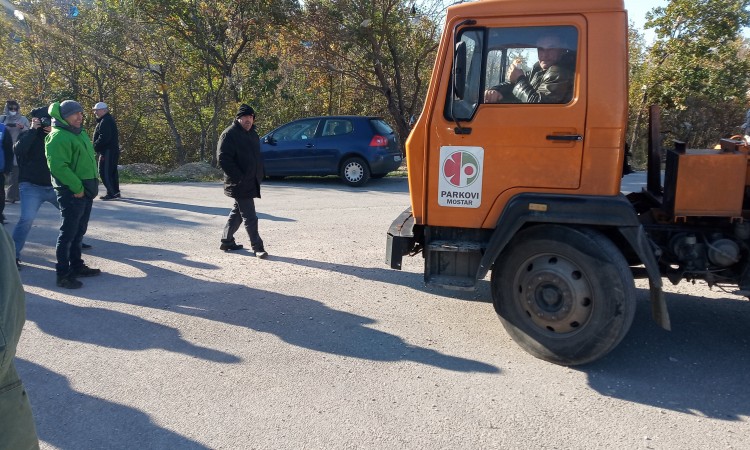 Uborak blokiran: Ulice Mostara zatrpane smećem