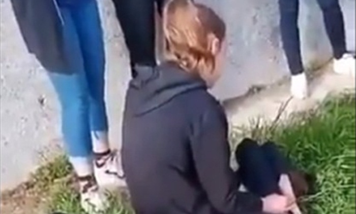 Učenica tukla i ponižavala vršnjakinju u Jajcu, druga djeca sve snimala