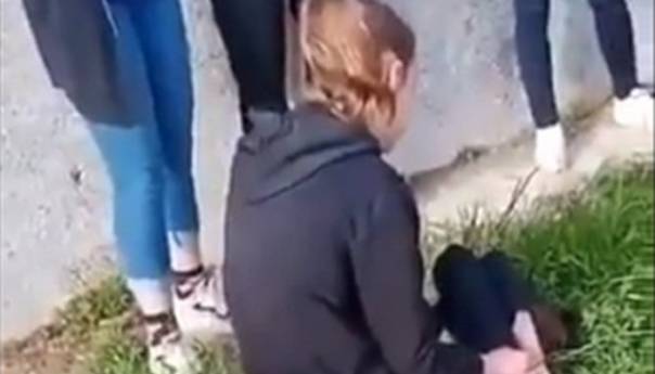 Učenica tukla i ponižavala vršnjakinju u Jajcu, druga djeca sve snimala