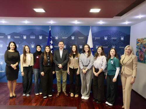 Učenice iz Bihaća zamijenile školske klupe radnim stolovima Gradske uprave