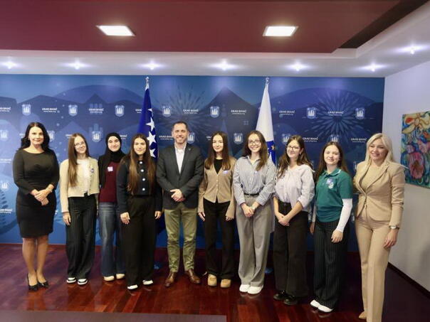 Učenice iz Bihaća zamijenile školske klupe radnim stolovima Gradske uprave