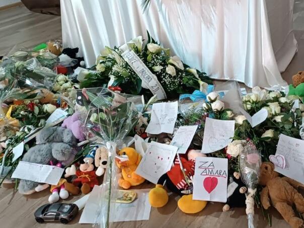 Učenici i osoblje OŠ 'Novi Grad' Tuzla se oprostili od ubijenog dječaka Amara