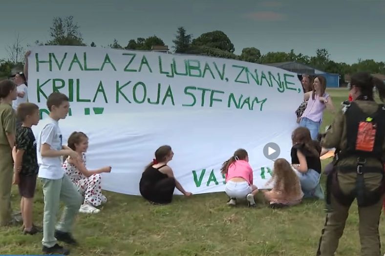 Učenici na kraju godine poklonili svojoj učiteljici skok padobranom