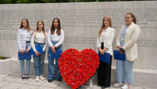 Učenici performansom na Aleji mladosti obilježili stradanja na Kapiji