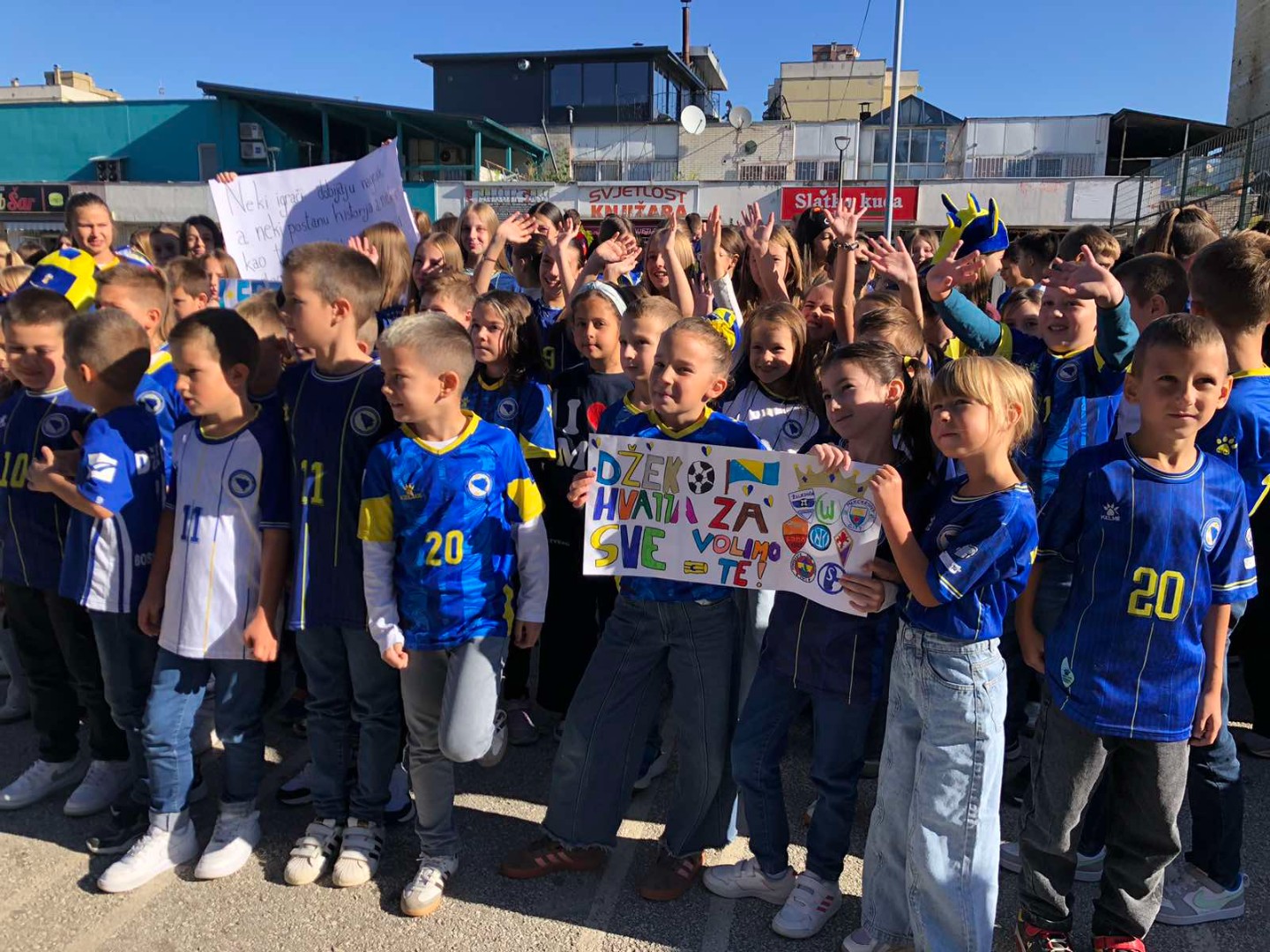 Učenici sarajevske škole priredili poseban ispraćaj Džeki, stigao i sin Dani