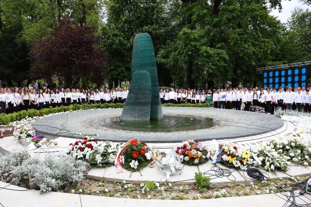 Učenici sarajevskih škola odali počast ubijenoj djeci opkoljenog Sarajeva